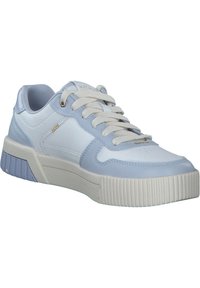 Baskets bleu clair avec un mélange de cuir lisse et texturé, lacets crème et une semelle blanche épaisse et striée. Détails de couture latéraux remarquables.