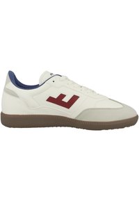 Sneaker bianca in pelle con logo bordeaux, dettagli grigi e suola in gomma marrone. Presenta un interno blu e un design con allacciatura tradizionale.