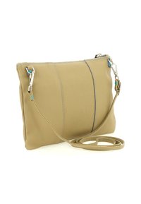 Borsa a tracolla in pelle beige con design slim, dettagli di cuciture verticali, ganci in argento e una lunga tracolla regolabile avvolta davanti.