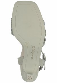 Hellegraue Absatzsandale mit einem Obermaterial aus Wildleder, einem Knöchelriemen mit einer Schnalle, strukturierten Riemendetails und einer glatten, leicht konturierten Sohle.