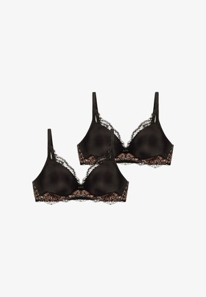 Twee zwarte beha's met gladde stof en fijne zwarte kanten randen aan de zijkanten. Verstelbare bandjes met haaksluitingen.