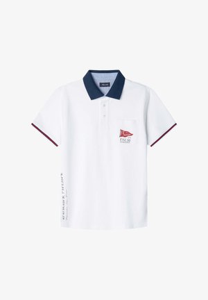 Biała koszulka polo z granatowym kołnierzykiem, czerwonymi i granatowymi akcentami, kieszonką na piersi z grafiką żaglówki oraz tekstem wzdłuż boku.