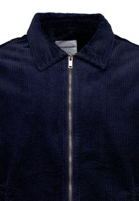 Giacca in velluto a coste blu navy con scollo a collo, chiusura frontale con zip e tessuto testurizzato. Design minimalista con vestibilità snella.