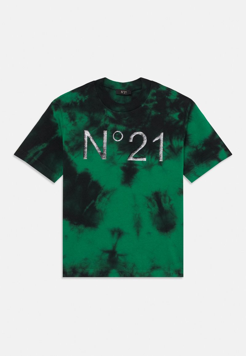 Camiseta de manga corta en patrón de tie-dye negro y verde, con un gráfico plateado "N°21" en el frontal. Material de algodón con escote redondo.