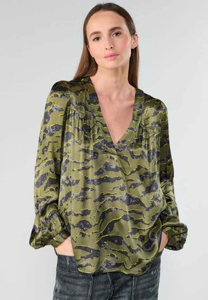Grüne und schwarze gemusterte Bluse mit tiefem V-Ausschnitt, langen Ärmeln und einer weichen, glatten Textur. Verfügt über eine lockere Passform und geraffte Details.