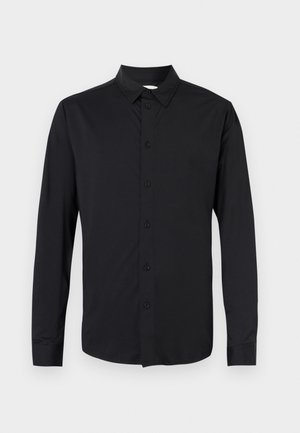 Sort langærmet skjorte med knapper, der har en krave, forreste knapper, og et glat, mat finishstof. Ingen synlige mønstre eller detaljer.