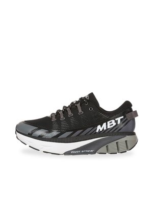 Baskets noires de sport avec tige en mesh, accents argentés et semelle angulaire distinctive. Présente le logo "MBT" et des lacets pour un maintien sécurisé.