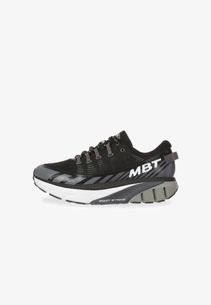 Zwarte sportieve schoen met een bovenwerk van mesh, zilveren accenten en een kenmerkende hoekige zool. Voorzien van het "MBT"-logo en veters voor een goede pasvorm.