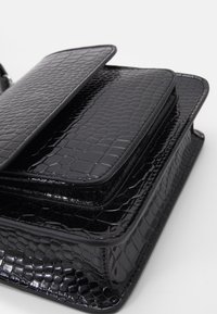 HVISK CAYMAN POCKET TRACE - Torba čez telo - black
