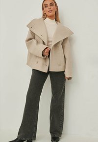 NA-KD Īss mētelis - light beige