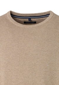 Beżowy dzianinowy sweter z okrągłym dekoltem, ściągaczami na mankietach i u dołu oraz subtelną fakturą, z metką "CASA MODA" wewnątrz kołnierza.