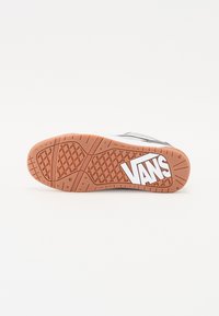 Sola de sapatilhas Vans com um design em borracha texturizada na cor laranja, com o logotipo "VANS" em branco e um padrão de aderência para melhor tração.