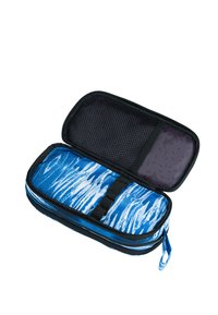 Astuccio blu a motivi con un esterno resistente, doppie compartimenti, tasca interna in rete e cerniere nere per una chiusura sicura.