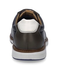 Tmavě hnědá kožená bota s bílým akcentem na podpatku, texturovanou podrážkou a prošívanými detaily. Design obsahuje zaoblený tvar a kontrastní barvy.