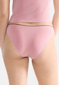 Rosa bomullunderkläder med en mjuk textur och elastisk midja. Har en låg midja och minimala sömdetaljer.