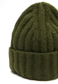 Berretto lavorato a maglia verde realizzato in morbida lana, con una texture a coste e un risvolto pieghevole alla base, dotato di una sommità arrotondata.