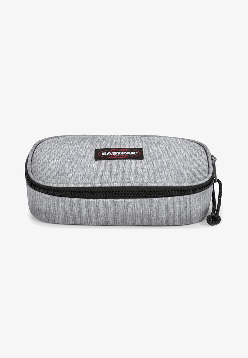 Grå stof penalhus med lynlås og afrundede kanter, sort lynlås og sort snor til at trække i. Har et lille Eastpak-logo på fronten.