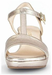 Sandale à talons hauts métallisée dorée avec une large sangle avant, une sangle de cheville avec bouclerie, finition texturée et semelle intérieure rembourrée.