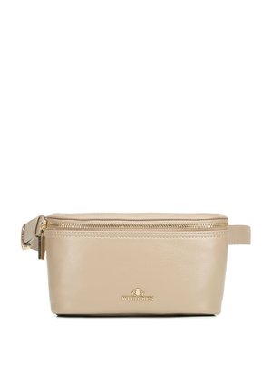 Banane rectangulaire en cuir beige avec fermeture éclair dorée et petit logo de marque doré sur le devant, bandoulière réglable sur le côté.