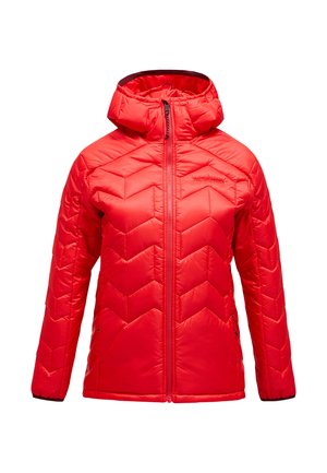 Rote isolierte Jacke mit Kapuze, ausgestattet mit einem Chevron-Steppdesign, Frontreißverschluss und elastischen Bündchen. Glatte, glänzende Stofftextur.
