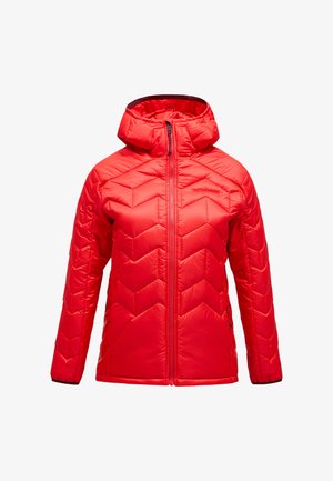 Giacca isolante rossa con cappuccio, caratterizzata da un design a chevron trapuntato, zip frontale e polsini elastici. Tessuto liscio e lucido.