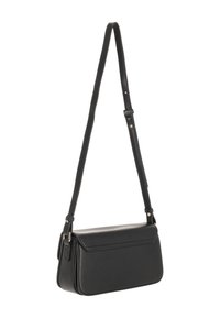 Bolso bandolera de cuero negro con cierre de solapa, correa ajustable y textura suave. Forma rectangular compacta con líneas limpias.