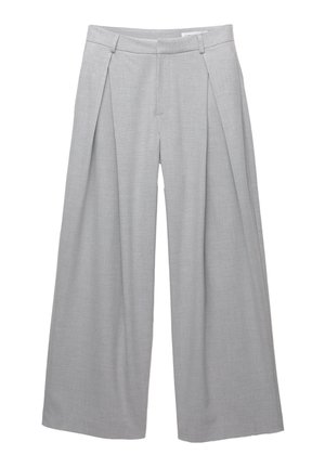 Pantaloni a gamba larga grigio chiaro, realizzati in tessuto texturizzato, con pieghe frontali, passanti per cintura e vita sagomata. Senza chiusure visibili.