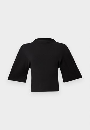 Svart avkortet topp med korte, vide ermer. Glatt stoff med høy halslinje og en boksaktig silhuett som gir en avslappet passform.