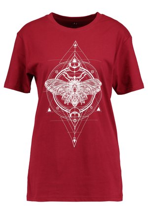 Rotes Baumwoll-T-Shirt mit einem großen weißen Graf design eines Nachtfalters, umgeben von geometrischen Formen, Sternen und Halbmonde.