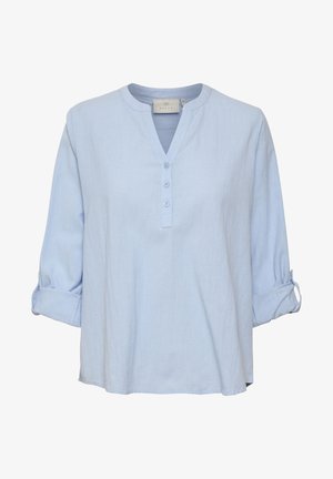 Camisa de lino azul claro con cuello en V, tres botones y mangas arremangadas. Textura suave, corte relajado y diseño liso sin patrones.