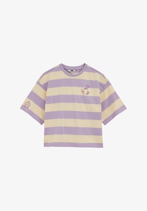 Majica kratkih rukava, skraćena, u ljubičasto-kremastim prugama. Na prsima i rukavu ima ljubičani vez u obliku srca i cvijeta.