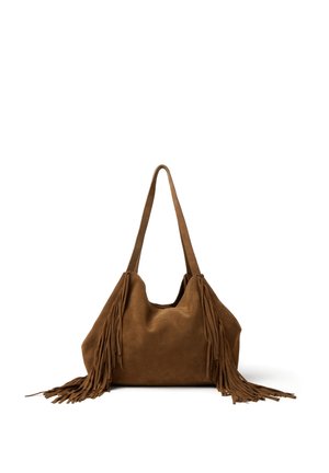 Bolso de ante marrón con largas correas para el hombro y flecos decorativos en ambos lados, exhibido sobre un fondo blanco.