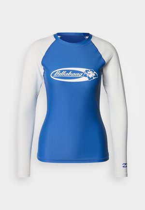 Plava rash guard majica s dugim rukavima i bijelim rukavima, s bijelim logotipom. Glatka tekstura, kroj prilagođen tijelu, idealna za vodene aktivnosti.