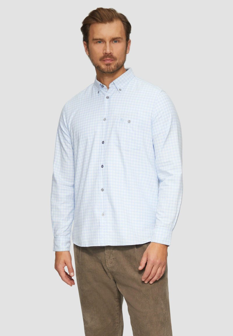 Lichtblauw geruit overhemd met lange mouwen, met een button-down kraag, een voorzak en stoffen knopen, gecombineerd met bruine corduroy broek.