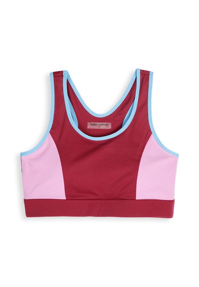 Brassière de sport avec centre bordeaux, panneaux latéraux rose clair et bordure bleu clair autour de l'encolure et des emmanchures, taille petite.