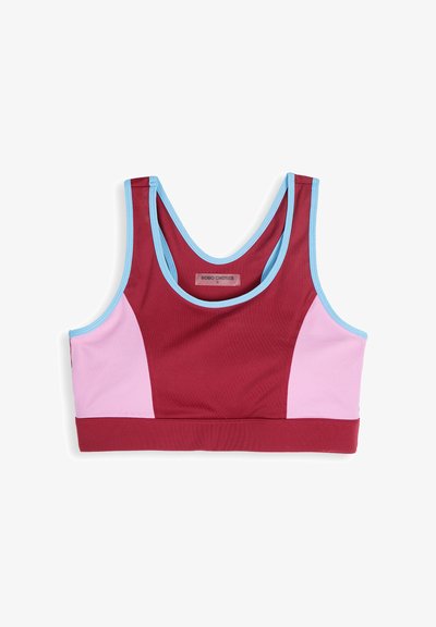 Brassière de sport avec centre bordeaux, panneaux latéraux rose clair et bordure bleu clair autour de l'encolure et des emmanchures, taille petite.