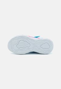 Fehér sneaker talp, felhő és szív mintázattal, a "Skechers" felírat bemélyítve. Színei között rózsaszín, kék és színes felső kiegészítők találhatók.