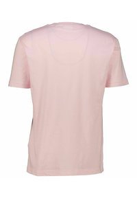 Roze t-shirt met korte mouwen en een ronde halslijn. Gemaakt van zachte stof, het heeft een gladde textuur en een casual pasvorm, zonder verdere details.