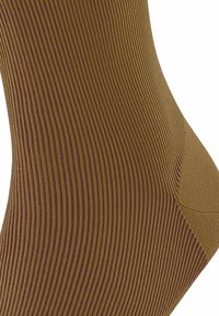 Brązowo-złota skarpetka w paski z prążkowaną teksturą, wyposażona w wzmocniony palec i piętę, zapewniająca dopasowanie i gładką powierzchnię.