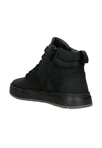 Scarpe nere alte in pelle scamosciata, con lacci sul davanti e cerniera laterale. Presentano una suola texturizzata e un collare imbottito per il comfort.