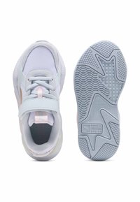 Blå och ljusgrå löparskor med meshtopp, justerbar rem, vadderad sula, texturerad yttersula och rosa detaljer.