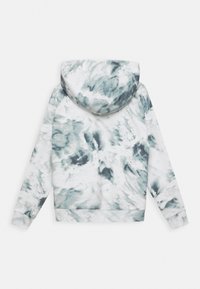 Huvtröja i vitt och nyanser av teal. Har ett tie-dye-mönster, lång ärm och huva. Mjuk tyg med ribbad nederkant.