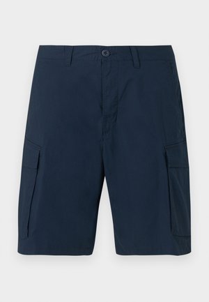 Σκούρο μπλε ναυτικού τύπου cargo σορτς ανδρικά με κούμπωμα με κουμπί, θηλιές για ζώνη, πλευρικές τσέπες με καλύμματα και μπροστινές γωνιακές τσέπες σε ανοιχτό φόντο.