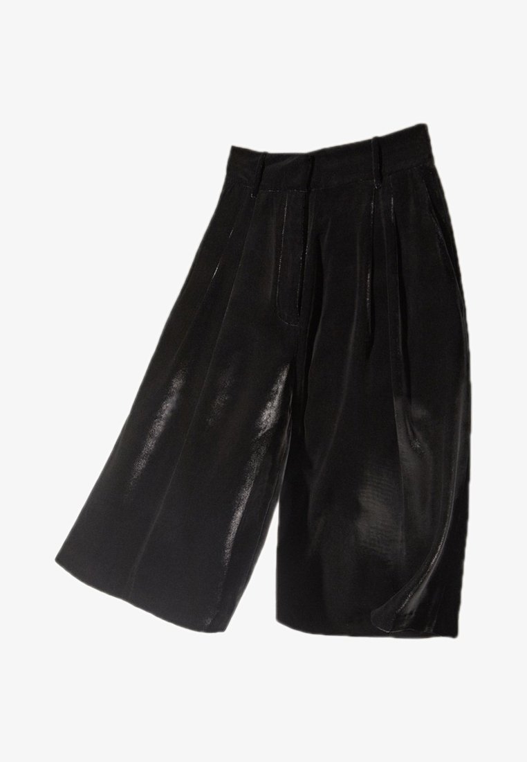 Short en cuir noir taille haute à jambes larges, avec plis à l'avant et poches latérales.