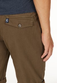 Cruz GILCHREST - Shorts - tarmac