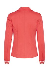 Koralowa, dopasowana marynarka z kołnierzem, długimi rękawami i paskowymi akcentami na mankietach; wykonana z teksturowanej tkaniny o eleganckim kroju.