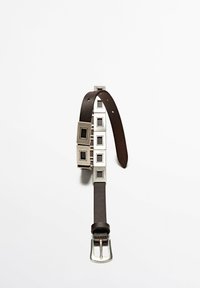 Cintura in pelle marrone con accenti quadrati metallici e fibbia argentata. La cintura è piatta con dettagli rettangolari distribuiti uniformemente.