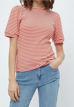 Camiseta de rayas rojas y blancas de manga corta con cuello redondo y cintura ajustada, combinada con jeans de color azul claro. Diseño sencillo y tejido ligero.