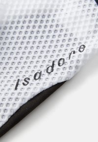 Tissu en maille blanche avec des accents noirs et une marque "Isadore" ; présente un motif texturé avec des perforations circulaires pour la respirabilité.