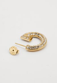 Boucle d'oreille en or ornée de strass clairs le long du bord, dotée d'une fermeture à tige avec un disque de marque.